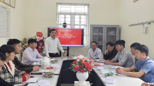 Lãnh đạo xã Xuân Dương thăm, chúc mừng Trạm Y tế xã nhân kỷ niệm  Ngày Thầy thuốc Việt Nam