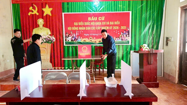 Đồng chí Chủ tịch UBND xã kiểm tra cơ sở vật chất phục vụ công tác chuẩn bị cho cuộc bầu cử Đại biểu Quốc hội khóa XVI và bầu cử đại biểu Hội đồng nhân dân các cấp và thăm điểm trường tại thôn Khau Kheo