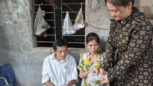 HỘI LHPN XÃ XUÂN DƯƠNG TRAO TIỀN ỦNG HỘ HỘI VIÊN PHỤ NỮ, BỆNH TẬT CÓ HOÀN CẢNH  KHÓ KHĂN