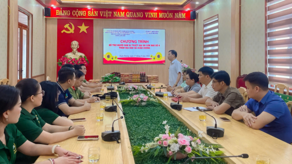LÃNH ĐẠO TỈNH TRAO QUÀ HỖ TRỢ NGƯỜI DÂN BỊ ẢNH HƯỞNG BỞI BÃO SỐ 4 TẠI XÃ XUÂN DƯƠNG