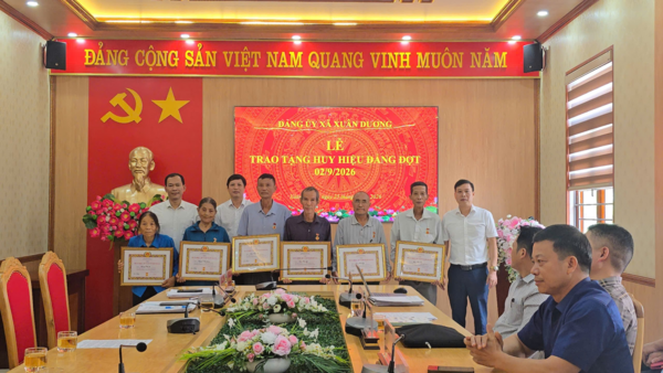 ĐẢNG ỦY XÃ XUÂN DƯƠNG TRAO TẶNG HUY HIỆU ĐẢNG ĐỢT 2 NĂM 2026