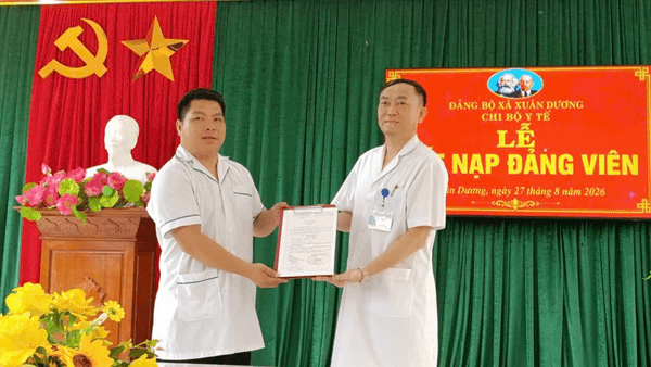 CHI BỘ TRẠM Y TẾ XÃ XUÂN DƯƠNG TỔ CHỨC LỄ KẾT NẠP ĐẢNG VIÊN MỚI