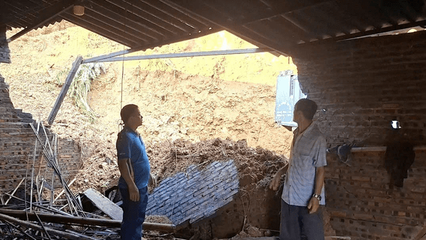 XÃ XUÂN DƯƠNG THĂM, TRAO QUÀ HỖ TRỢ CÁC HỘ GIA ĐÌNH BỊ THIỆT HẠI DO BÃO SỐ 4