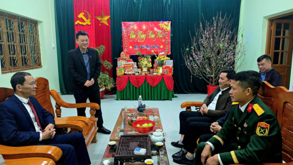 Lãnh đạo xã Xuân Dương: Thăm, tặng quà chúc Tết các cơ quan, đơn vị lực lượng vũ trang trên địa bàn xã