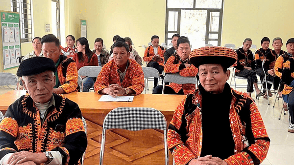 Ứng cử viên đại biểu HĐND xã nhiệm kỳ 2026-2031 tiếp xúc cử tri vận động bầu cử tại thôn Nặm Đảng, Hòa Bình