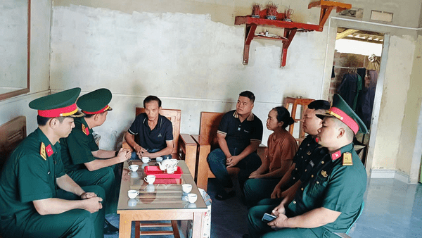 Đoàn công tác Trường bắn QGKV1 thăm, tặng quà gia đình chính sách tại xã Xuân Dương nhân dịp kỷ niệm 79 năm Ngày Thương binh - Liệt sĩ tại xã Xuân Dương