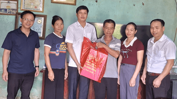 UBND XÃ XUÂN DƯƠNG TỔ CHỨC THĂM, TẶNG QUÀ CÁC GIA ĐÌNH CHÍNH SÁCH, NGƯỜI CÓ CÔNG VỚI CÁCH MẠNG TRÊN ĐỊA BÀN XÃ