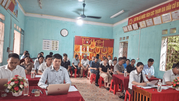 ĐỒNG CHÍ BÍ THƯ ĐẢNG ỦY XÃ XUÂN DƯƠNG DỰ SINH HOẠT CHI BỘ THƯỜNG KỲ THÁNG 8 TẠI THÔN KHÒN MÙM